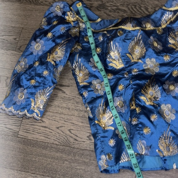 Elegant Blue and Gold 1980’s style silk floral blouse with puff 3/4 sleeves - Picture 8 of 16
